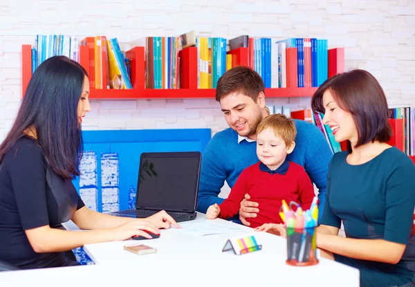 Familie im Büro beim Profi — Stockfoto