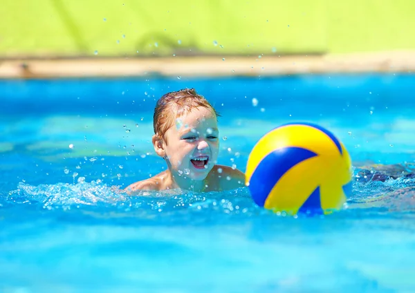 Lindo niño jugando juegos de deportes acuáticos en la piscina —  Fotos de Stock