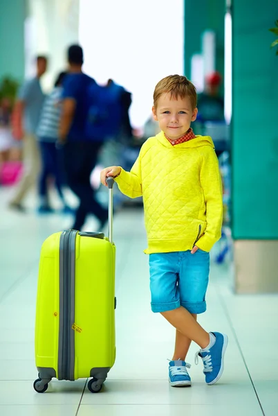 Menino bonito com bagagem no aeroporto, pronto para férias de verão — Fotografia de Stock