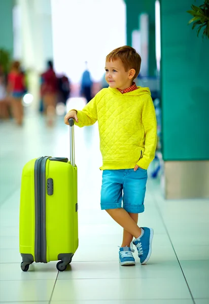 Lindo chico con equipaje en el aeropuerto, listo para las vacaciones de verano —  Fotos de Stock