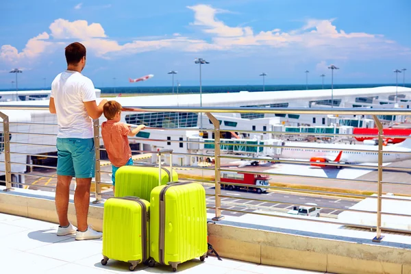 Familie wartet auf Boarding am internationalen Flughafen, Sommerferien — Stockfoto