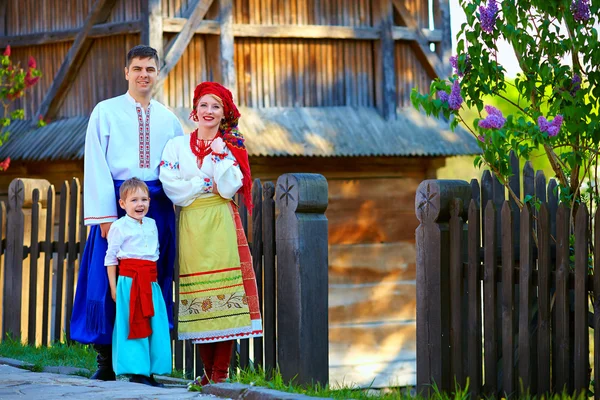 Portrait of ukrainian family dressed in traditional costumes near the house — Stock Photo, Image