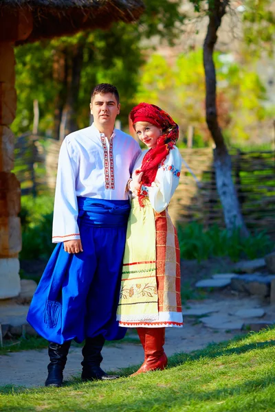 Belo casal ucraniano vestido com trajes tradicionais — Fotografia de Stock