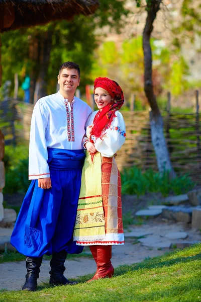Beautiful ukrainian couple dressed in traditional costumes — Stock Photo, Image