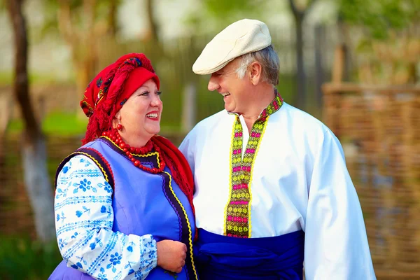 Szczęśliwa para dojrzałych w tradycyjne stroje ukraińskie — Zdjęcie stockowe