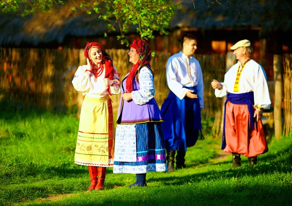 Grupo de pessoas ucranianas caminhando na aldeia após festividades populares — Fotografia de Stock