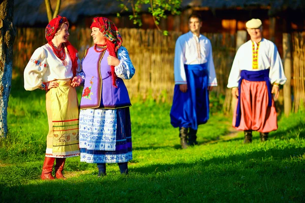 Grupo de pessoas ucranianas caminhando na aldeia após festividades populares — Fotografia de Stock