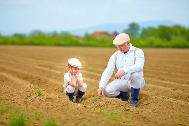 çiftçiler, onların arazi üzerinde aile bitki büyüme kontrol