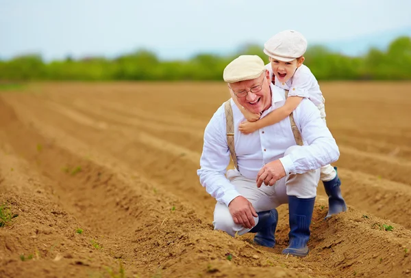 Lycklig bondefamilj att ha kul på våren fält — Stockfoto