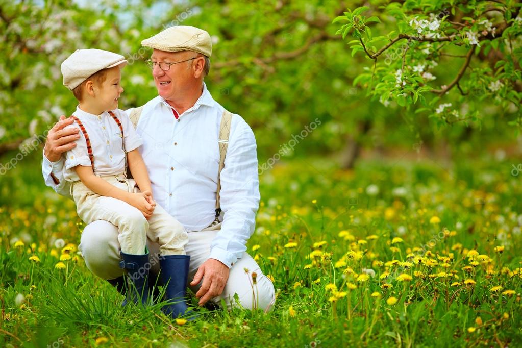 Счастливый дедушка и внук в весеннем саду — Стоковое фото