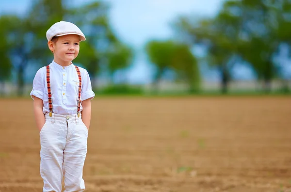 Porträt des süßen Bauernjungen auf dem Frühlingsfeld — Stockfoto