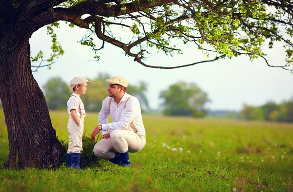 Farmer family having fun under an old tree, spring countryside — Stock Photo, Image