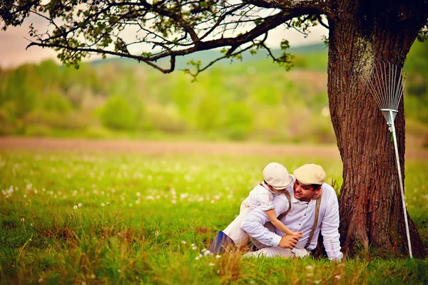 Heureux père et fils jouant ensemble sous un vieil arbre — Photo