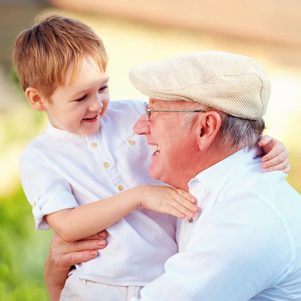 Portret van gelukkig opa en kleinzoon plezier buitenshuis — Stockfoto