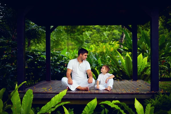 Père enseigne fils à trouver l'équilibre intérieur — Photo