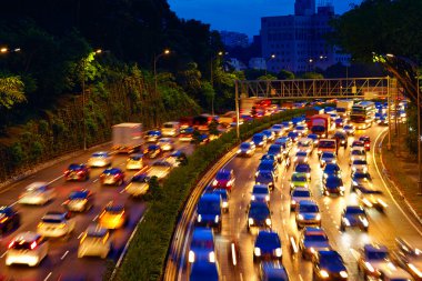 yoğun trafik yolda alacakaranlık, Kuala Lumpur taşınıyor