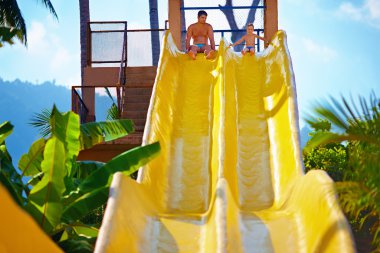 mutlu baba ve oğul tropikal aqua park slayt hazırız