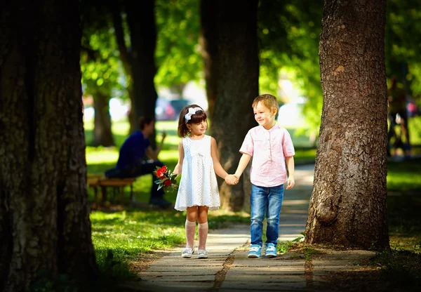 Şirin çocuklar birlikte yaz Park'ta yürüyordunuz — Stok fotoğraf