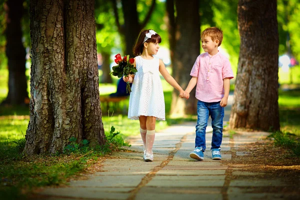 Enfants mignons marchant ensemble dans le parc d'été — Photo