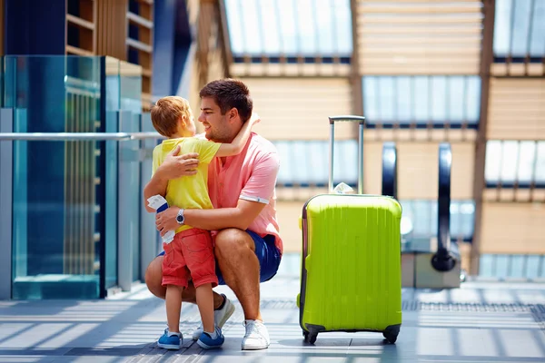 Feliz encuentro de padre e hijo después de una larga despedida, en viaje — Foto de Stock