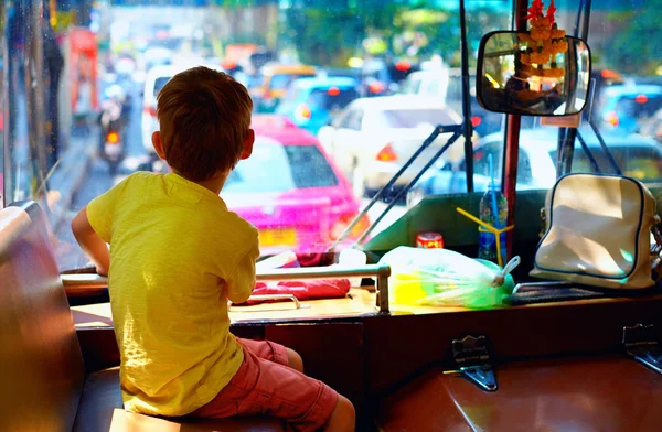 Mladý chlapec sedí v místním autobusem, při cestování po městě Bangkok — Stock fotografie