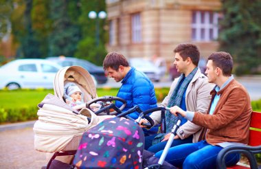 şehirde üç mutlu baba Parkta yürümek