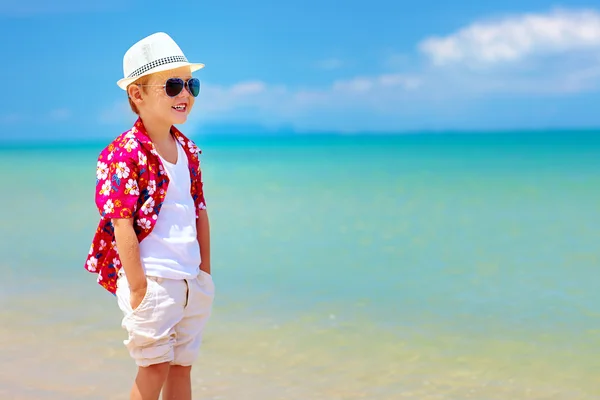 Szczęśliwy, że chłopiec modne dziecko cieszy się życiem plaży latem — Zdjęcie stockowe