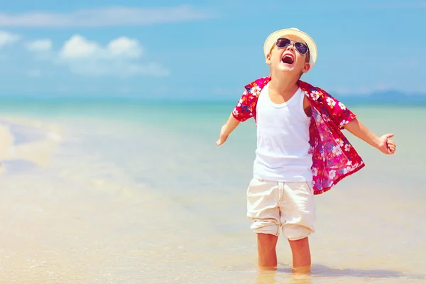 Ευτυχισμένο αγόρι μόδας παιδί απολαμβάνει τη ζωή στην παραλία το καλοκαίρι — Φωτογραφία Αρχείου