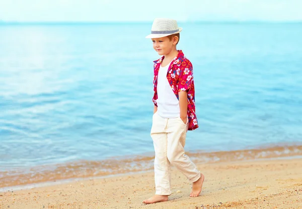 Knappe modieuze jongen, jongen lopen op zandstrand — Stockfoto