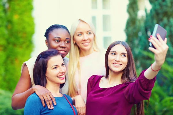Grupo de chicas multirraciales tomando selfie en el teléfono inteligente —  Fotos de Stock