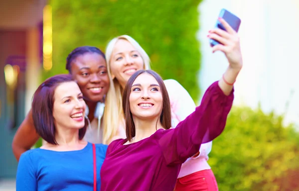 Groupe de filles multiraciales prenant selfie sur smartphone — Photo