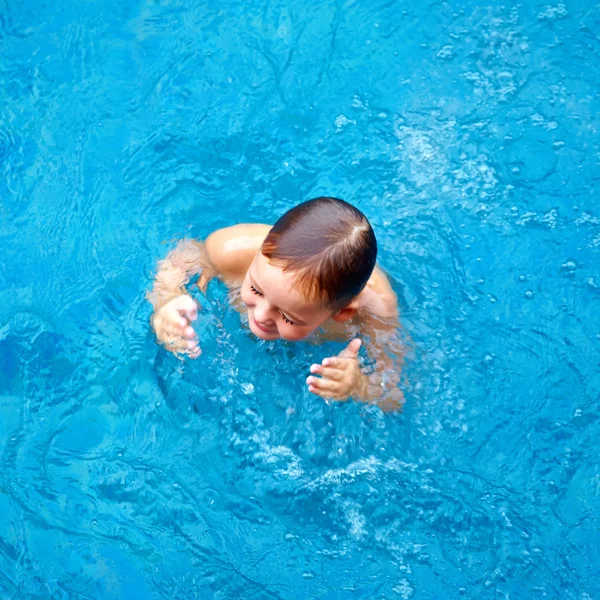 Schattige jongen, jongen ploeteren in zwembad water, bovenaanzicht — Stockfoto