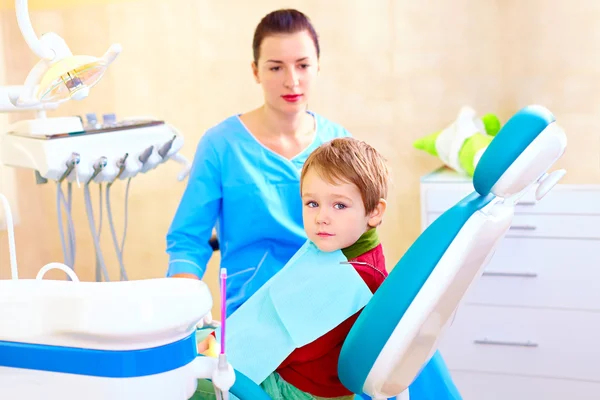 小的时候，病人在检查时在牙科诊所 — 图库照片