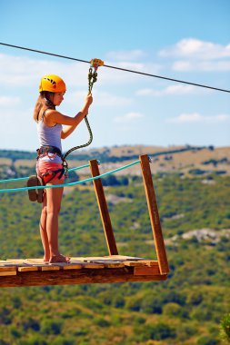 genç kadın zipline dağ, üzerinde aşırı spor inmeye hazır