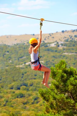 genç kadın uçan aşağı zipline dağ, üzerinde aşırı spor