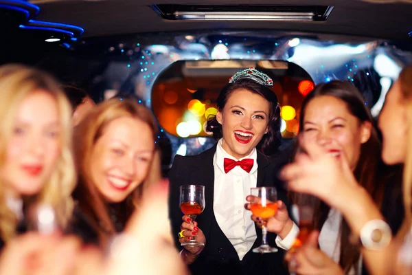 Skupina happy elegantní ženy cinkání brýle v limuzíně, hen party — Stock fotografie