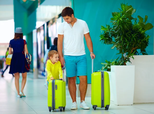 Pai e filho felizes estão prontos para embarcar no aeroporto internacional — Fotografia de Stock