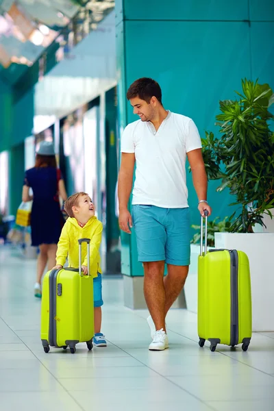 Feliz padre e hijo están listos para embarcar en el aeropuerto internacional —  Fotos de Stock