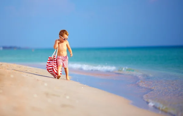 Mignon petit garçon marchant le long de la mer, vacances d'été — Photo