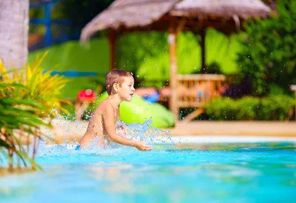 Niño feliz emocionado divertirse en la piscina, vacaciones de verano — Foto de Stock