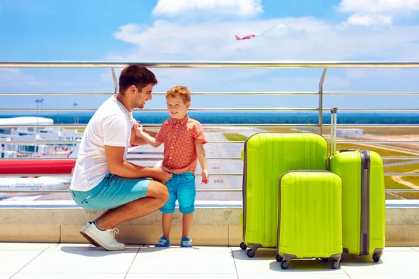 Vater und Sohn bereit für den Sommerurlaub, während sie auf das Boarding am internationalen Flughafen warten — Stockfoto