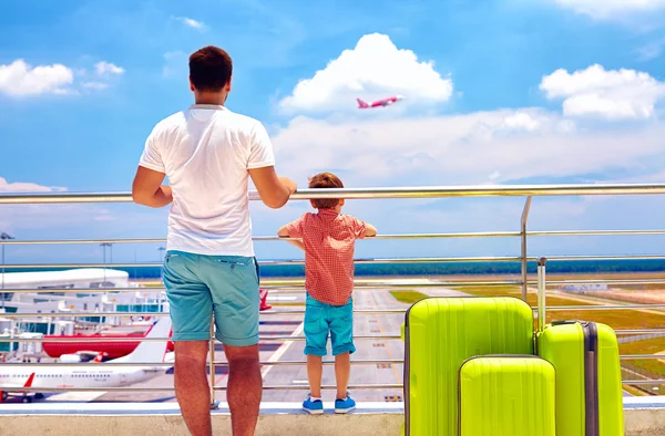 Padre e hijo listos para las vacaciones de verano, mientras espera el embarque en el aeropuerto internacional — Foto de Stock
