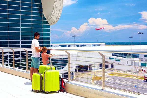 Pai e filho prontos para férias de verão, enquanto espera pelo embarque no aeroporto internacional — Fotografia de Stock