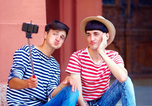 Male couple making selfie, posing funny faces — Stock Photo, Image
