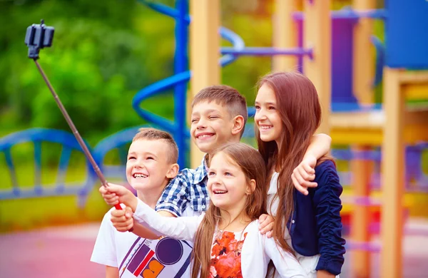 Grupo de amigos felices tomando selfies en el teléfono inteligente, patio al aire libre — Foto de Stock