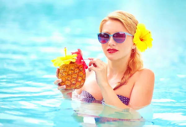 Bella donna con cocktail di frutta tropicale in piscina — Foto Stock