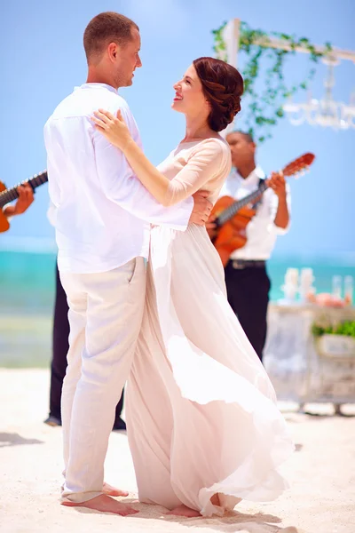 Beautiful bride and groom dancing on tropical beach — Stock Photo, Image