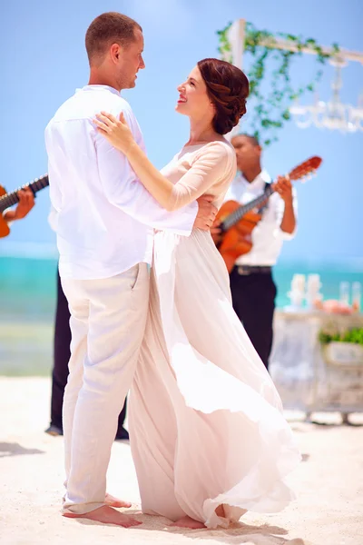 Schöne Braut und Bräutigam tanzen am tropischen Strand — Stockfoto