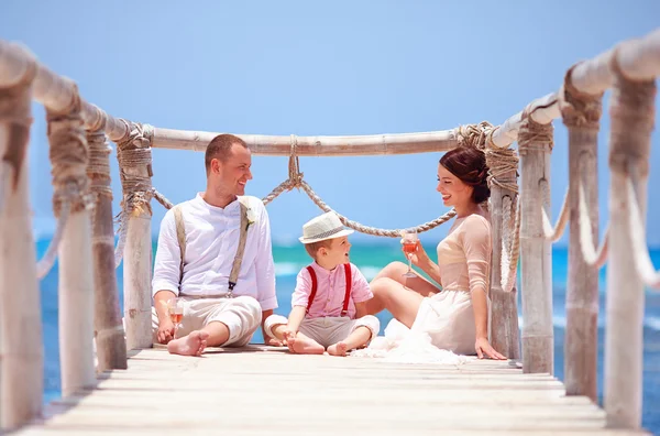 ครอบครัวที่มีความสุขฉลองงานแต่งงานด้วยกันบนเกาะเขตร้อน — ภาพถ่ายสต็อก