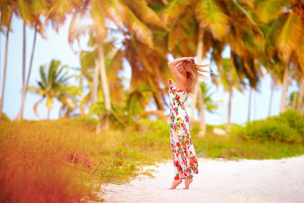 美しい幸せな女の子が熱帯のヤシの木立の夏休みをお楽しみください。 — ストック写真